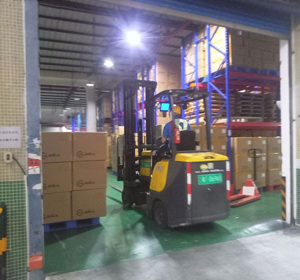 倉(cāng)庫(kù)中的貨物轉(zhuǎn)移，準(zhǔn)備裝車